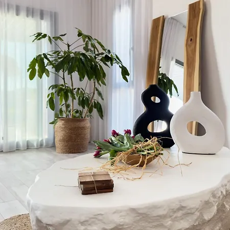 Villa The Nine Graces- Celine, Elegant House With Pool, Garden & Rooftop *