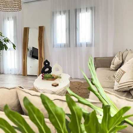 The Nine Graces- Celine, Elegant House With Pool, Garden & Rooftop Villa