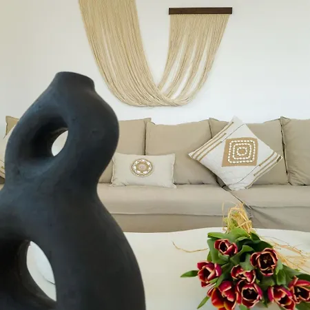 The Nine Graces- Celine, Elegant House With Pool, Garden & Rooftop Villa