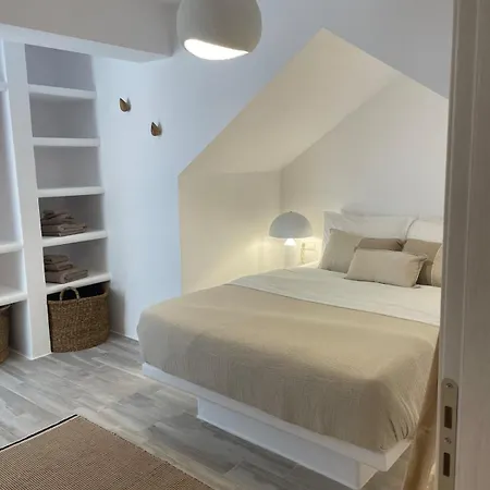 Villa The Nine Graces- Celine, Elegant House With Pool, Garden & Rooftop Kastrákion