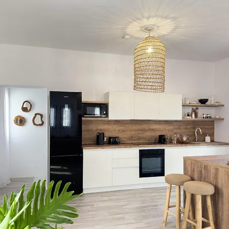 The Nine Graces- Céline, Elegant House With Pool, Garden&rooftop Villa