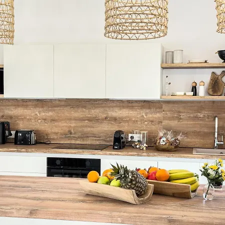 Villa The Nine Graces- Celine, Elegant House With Pool, Garden & Rooftop *