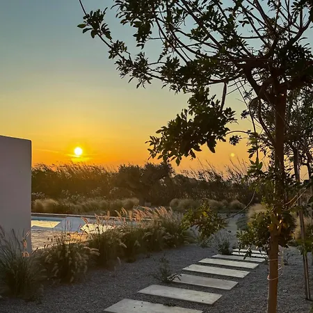 Villa The Nine Graces- Celine, Elegant House With Pool, Garden & Rooftop