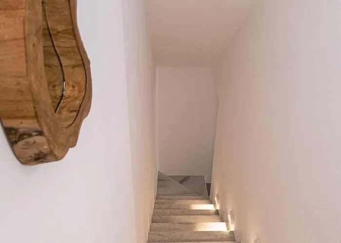 The Nine Graces- Celine, Elegant House With Pool, Garden & Rooftop