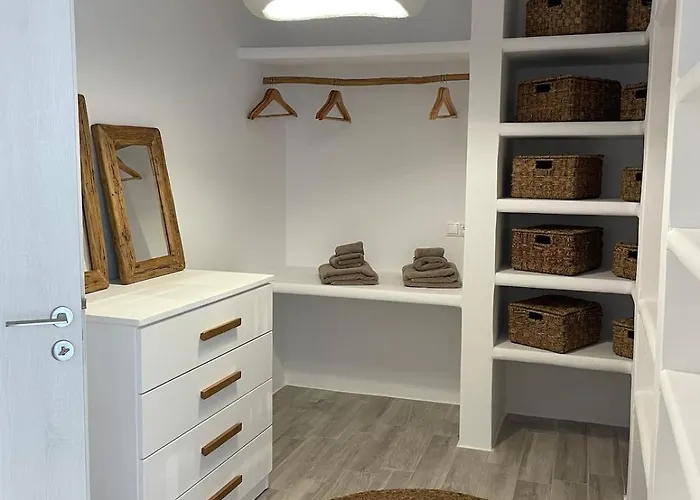 The Nine Graces- Celine, Elegant House With Pool, Garden & Rooftop Villa *