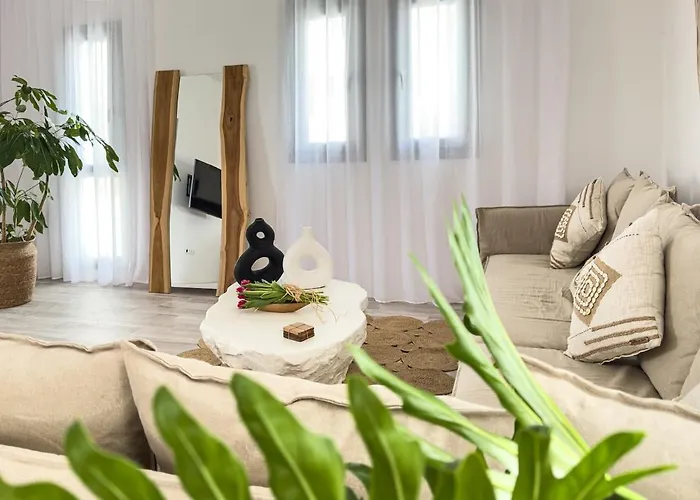 The Nine Graces- Celine, Elegant House With Pool, Garden & Rooftop Villa