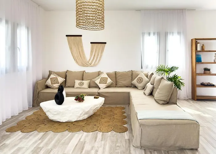 The Nine Graces- Celine, Elegant House With Pool, Garden & Rooftop