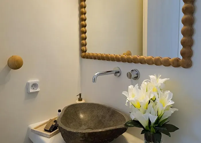 The Nine Graces- Celine, Elegant House With Pool, Garden & Rooftop Villa *