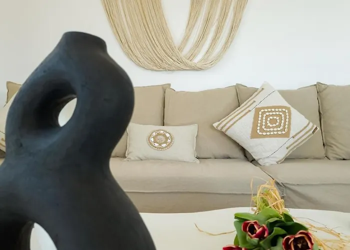 The Nine Graces- Celine, Elegant House With Pool, Garden & Rooftop Villa