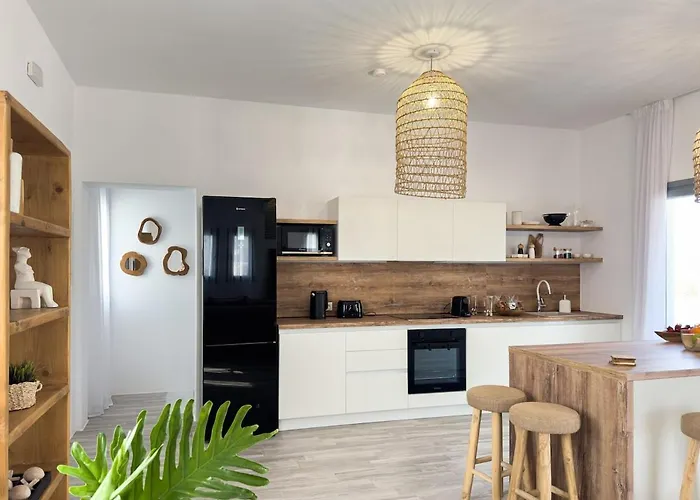 The Nine Graces- Celine, Elegant House With Pool, Garden & Rooftop Villa