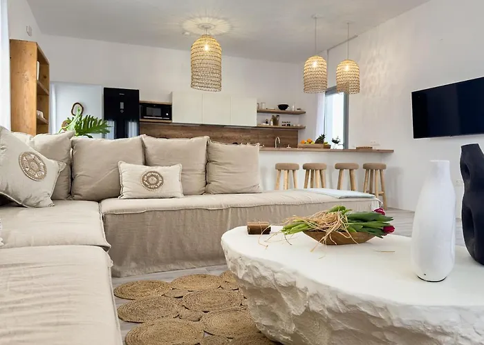 The Nine Graces- Celine, Elegant House With Pool, Garden & Rooftop *