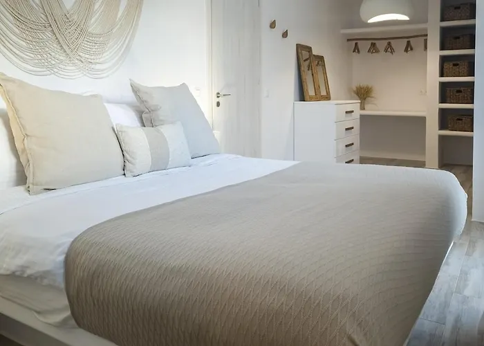 The Nine Graces- Celine, Elegant House With Pool, Garden & Rooftop Villa